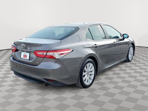 Used 2018 Toyota Camry LE image 5