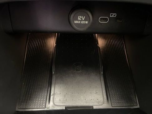 Used 2025 Volvo XC40 B5 Plus image 23