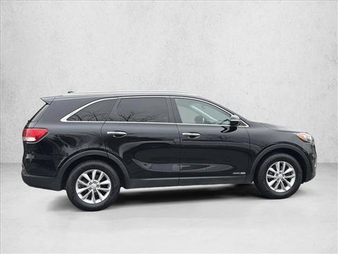 Used 2016 Kia Sorento LX w/ LX Convenience Package image 4