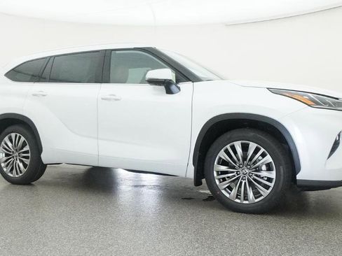 New 2026 Toyota Highlander Platinum AWD/4WD image 18
