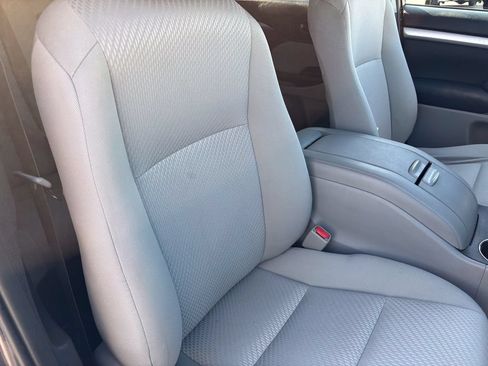Used 2019 Toyota Highlander LE AWD/4WD image 28