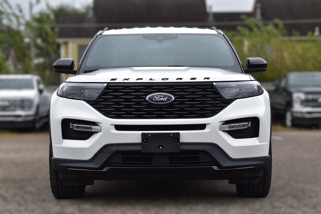 Used 2023 Ford Explorer ST-Line AWD/4WD image 2