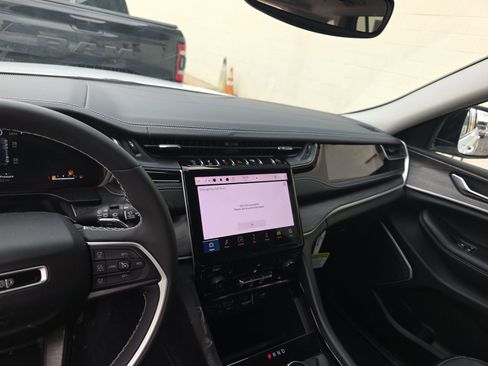 Used 2023 Jeep Grand Cherokee Limited image 17