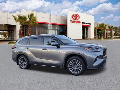 Certified 2025 Toyota Highlander Limited image 1