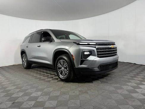 Used 2025 Chevrolet Traverse LT FWD image 5