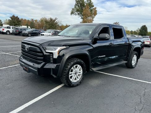 Used 2022 Toyota Tundra SR5 w/ SR5 Convenience Package image 3