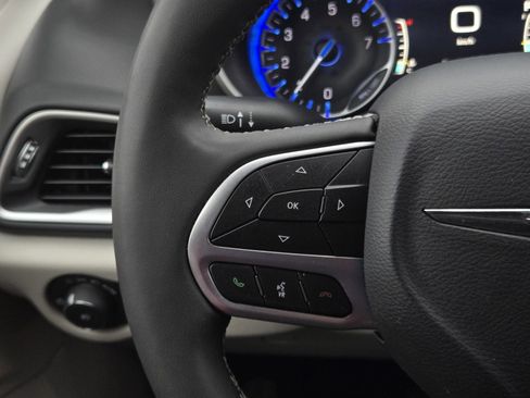 Used 2024 Chrysler Pacifica Touring-L image 21