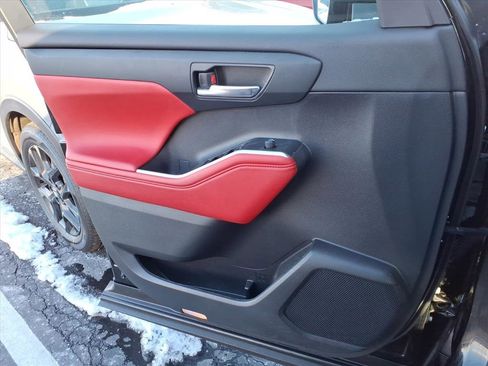 Used 2023 Toyota Highlander XSE image 12