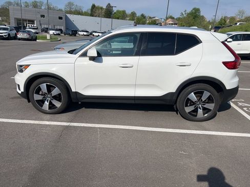 Used 2020 Volvo XC40 T5 Momentum w/ Protection Package Premier AWD/4WD image 6