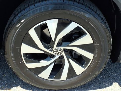 Certified 2025 Volkswagen Tiguan S FWD image 9
