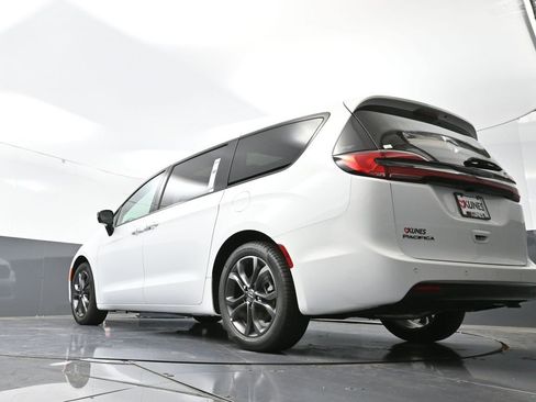 New 2026 Chrysler Pacifica Select image 43