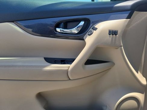 Used 2018 Nissan Rogue SV w/ Premium Package FWD image 18