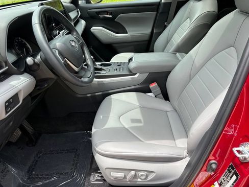 Used 2024 Toyota Highlander XLE AWD/4WD image 15
