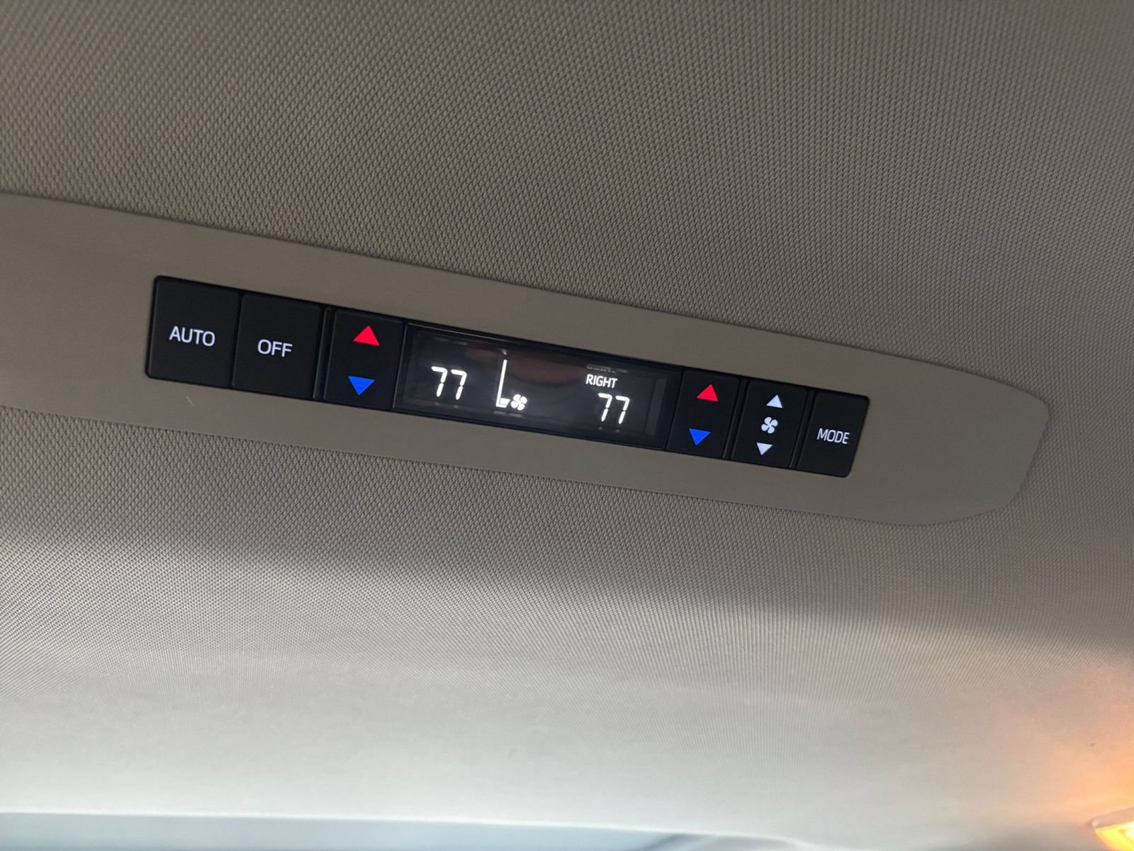 Used 2025 Toyota Sienna XLE FWD image 24