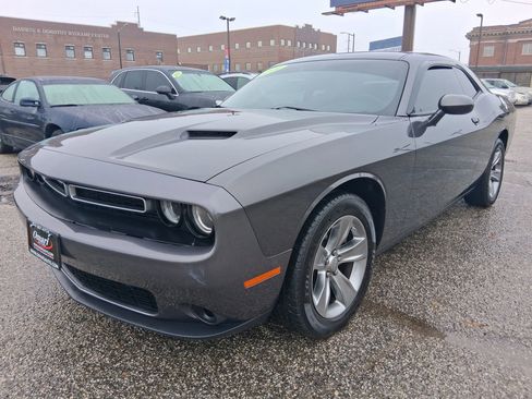 Used 2019 Dodge Challenger SXT image 4
