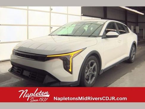 Used 2025 Kia K4 LXS image 1