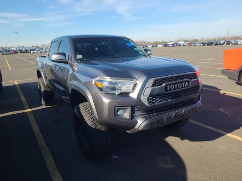 Used 2017 Toyota Tacoma TRD Off-Road image 2