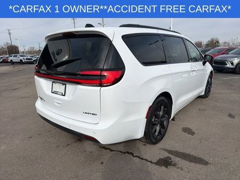 Used 2025 Chrysler Pacifica Limited image 12