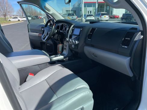 Used 2016 Toyota Sequoia Platinum image 17