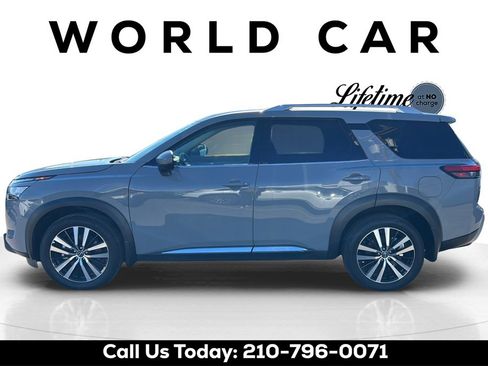 Used 2025 Nissan Pathfinder Platinum image 12