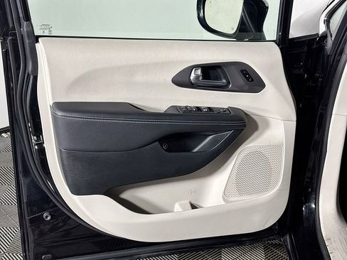 Used 2024 Chrysler Pacifica Select image 10