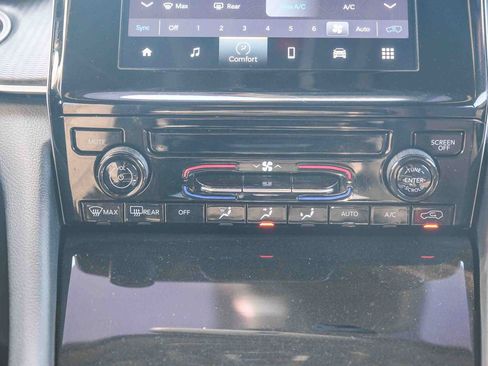 Used 2024 Jeep Grand Cherokee Laredo RWD image 15