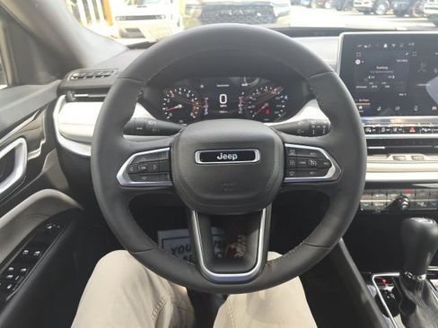 Used 2025 Jeep Compass Limited AWD/4WD image 16