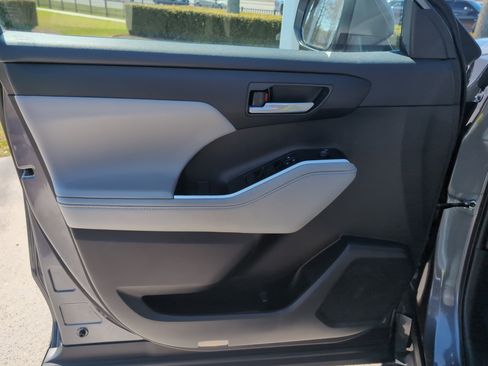 Used 2023 Toyota Highlander XLE image 14