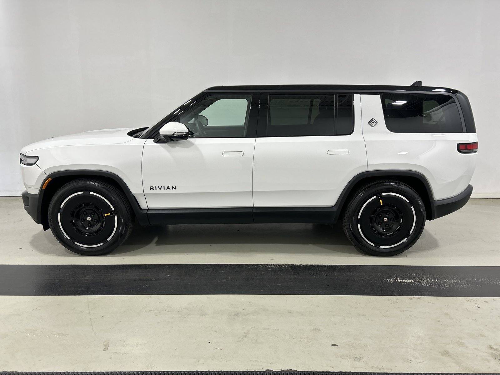 Used 2025 Rivian R1S Adventure Dual AWD/4WD image 2