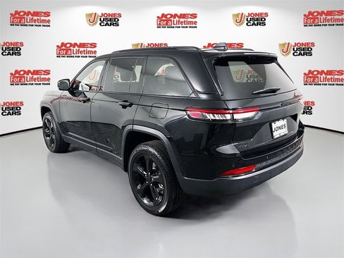 Used 2023 Jeep Grand Cherokee Altitude image 2