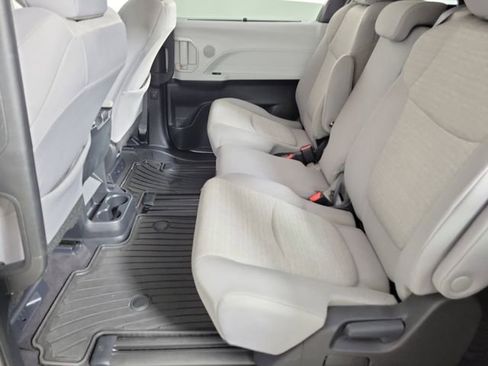 Used 2025 Toyota Sienna LE FWD image 12