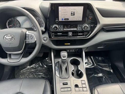 Used 2023 Toyota Highlander XLE image 2