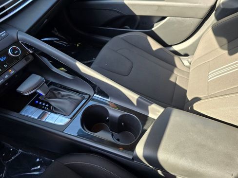 Used 2024 Hyundai Elantra Blue image 25