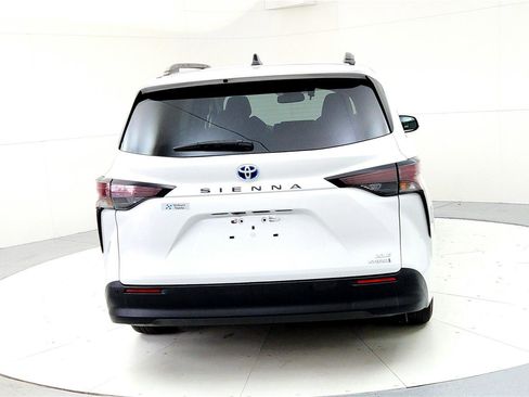 Certified 2024 Toyota Sienna XLE image 5