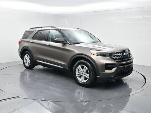 Used 2021 Ford Explorer XLT RWD image 2