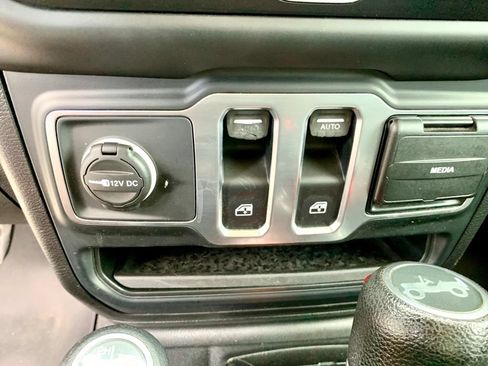 Used 2018 Jeep Wrangler Sport AWD/4WD image 38