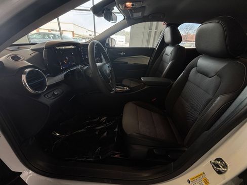 Used 2025 Chevrolet Trax LT image 27