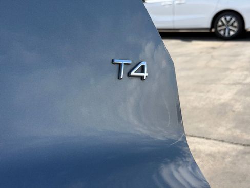 Used 2019 Volvo XC40 T4 Momentum image 36