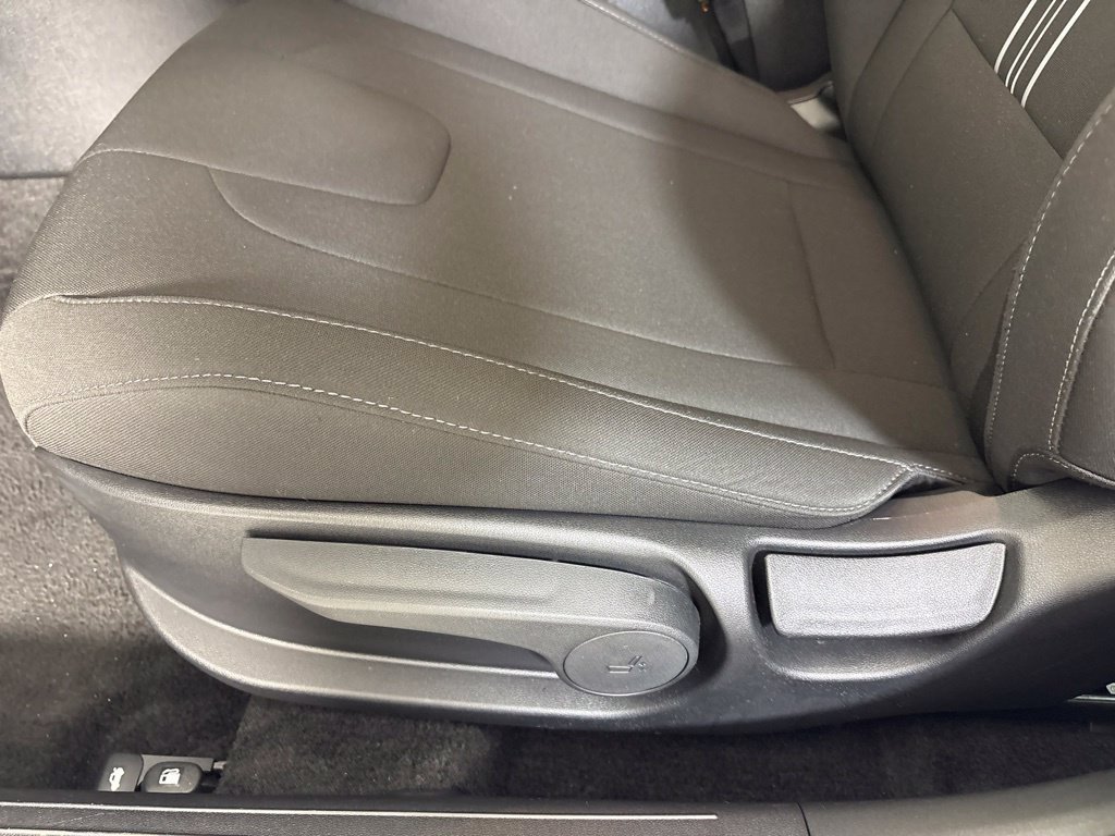 Certified 2025 Hyundai Elantra SEL FWD image 15