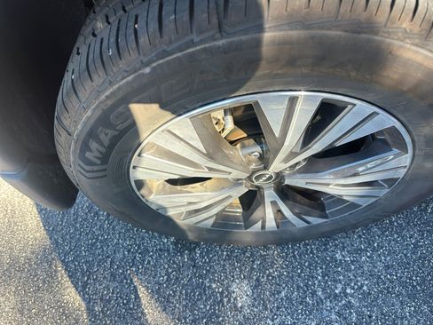 Used 2023 Nissan Rogue SV w/ SV Premium Package image 18