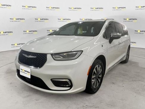 Used 2023 Chrysler Pacifica Limited FWD image 1