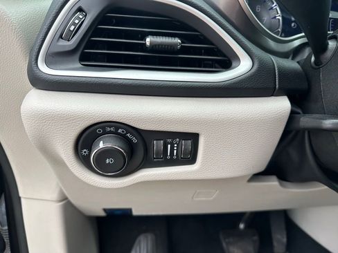 Used 2023 Chrysler Pacifica Touring-L FWD image 15