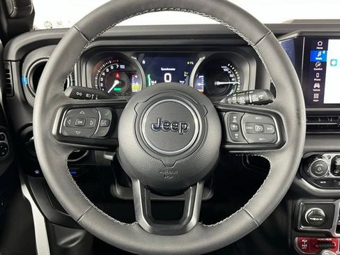 Used 2025 Jeep Wrangler Unlimited Rubicon 4xe w/ Convenience Group AWD/4WD image 13