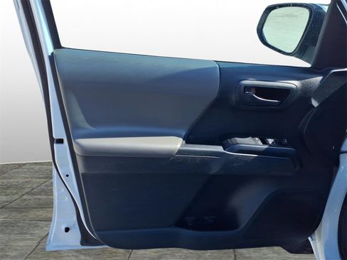 Used 2020 Toyota Tacoma SR image 9