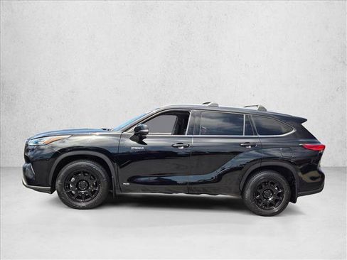 Used 2020 Toyota Highlander XLE AWD/4WD image 2