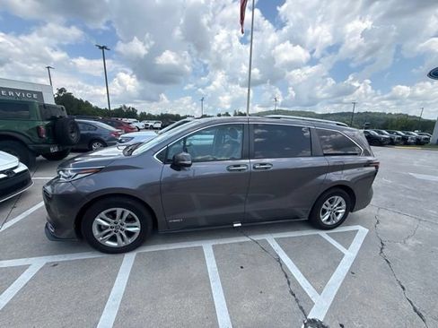 Used 2021 Toyota Sienna Limited FWD image 2