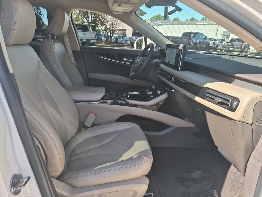 Used 2022 Lincoln Nautilus FWD w/ Premium Package image 32