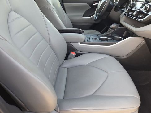 Used 2021 Toyota Highlander XLE image 22
