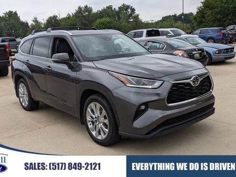 Used 2023 Toyota Highlander Limited AWD/4WD image 1
