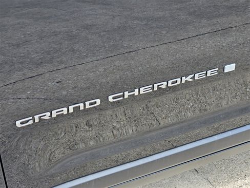 New 2025 Jeep Grand Cherokee Limited image 11